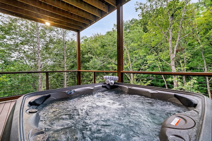 NEW Cabin Pickleball Basketball Court Sleeps 20