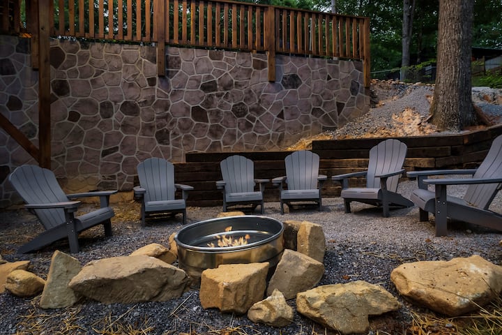 Pickleball Palace Sleeps 20, Putt'g Green Jacuzzi