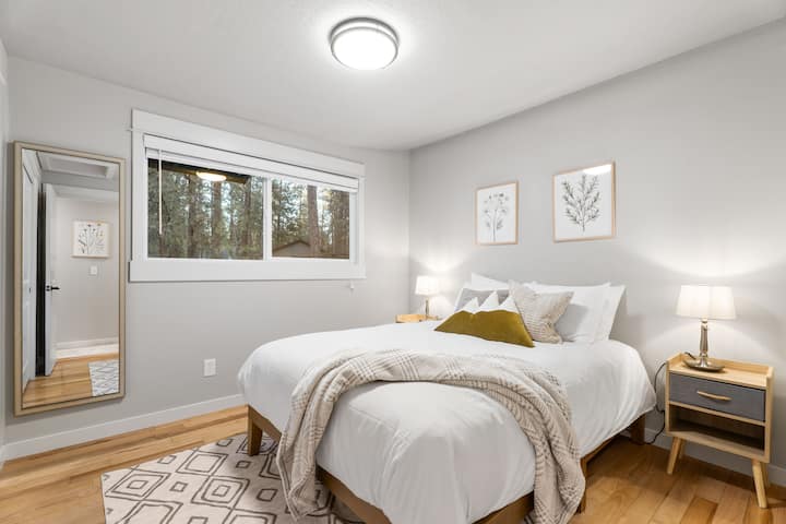 Main House Queen Bedroom