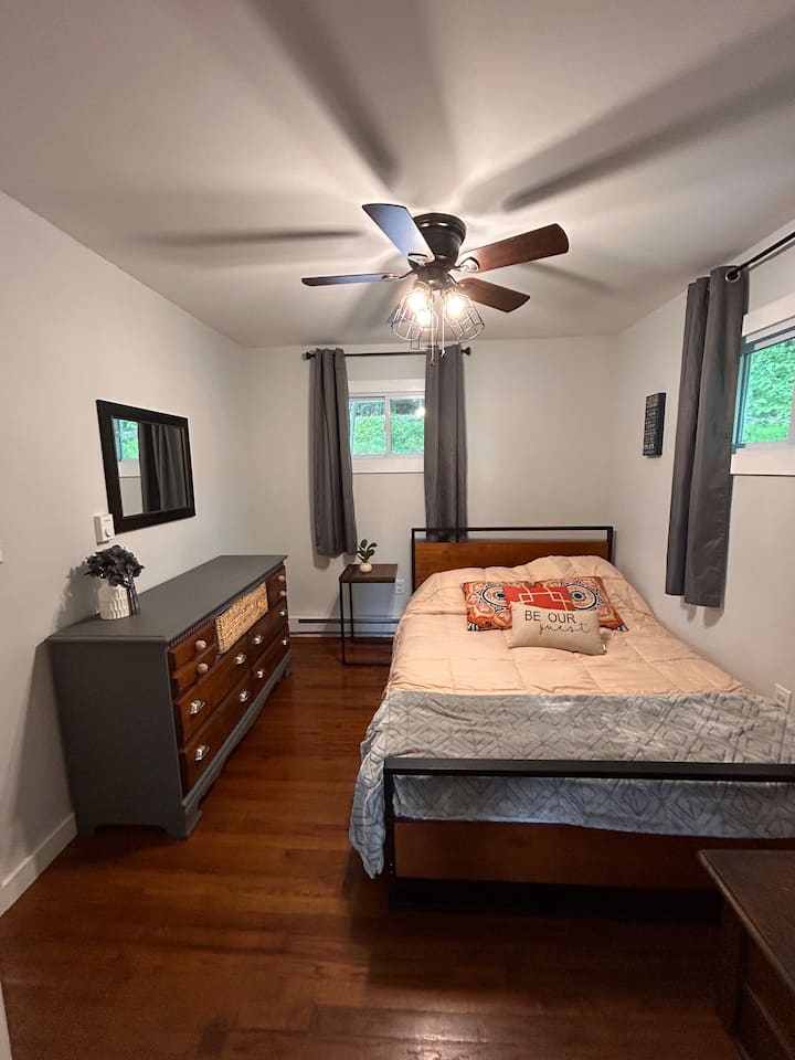 Dormitorio con cama queen