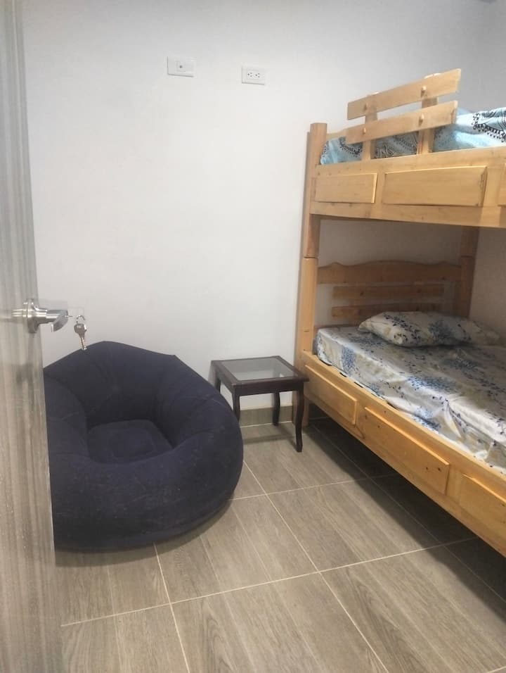 cuenta con un camarote muy cómodo,mesa de noche y un puff
