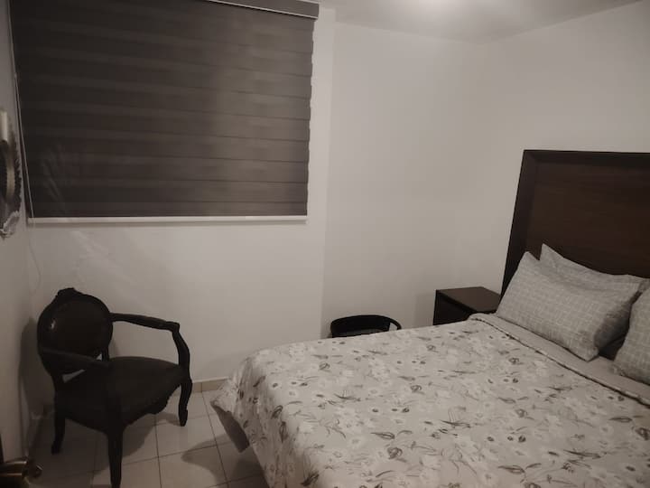 Recamara matrimonial  con  colchón y almohadas superconfortable, cabecera y  buros, iluminación con luz natural y con ventana hacia el exterior del edificio