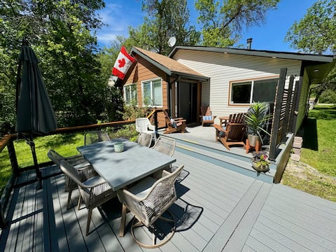 All-Season Winnipeg Beach Cottage Retreat