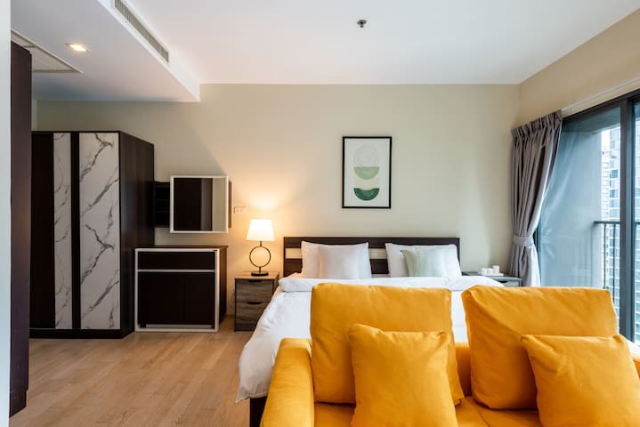 Bangkok Bliss | Work-Ready 1BD | Fiber | BTS 2 Min