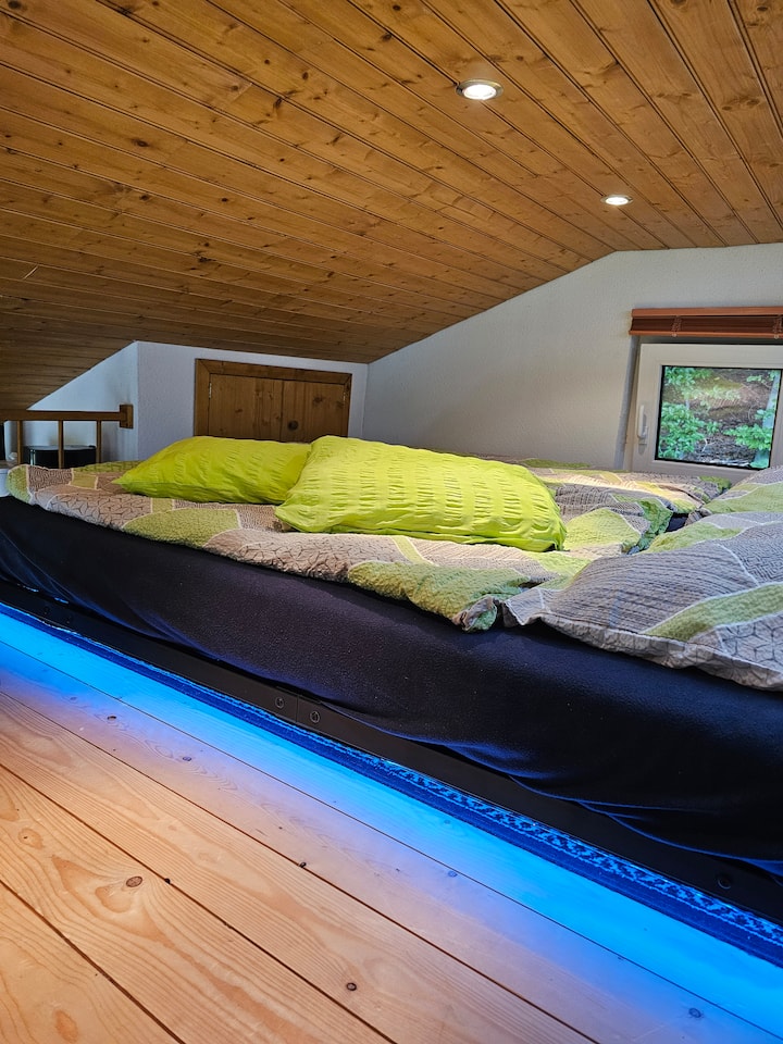 спите в приятна атмосфера с различни светлинни ефекти и цветове, които можете да избирате