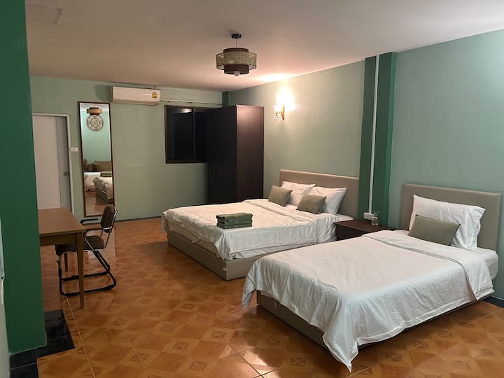 Vitajte v dokonalom útočisku na pláži Jomtien v rezidencii Hong Heng!
 Tento útulný apartmán sa nachádza➤ len pár minút chôdze od piesku a krátkej prechádzky od nočného trhu Yai Mak v srdci Jomtienu plného reštaurácií, nočného života a zábavy pri pláži!