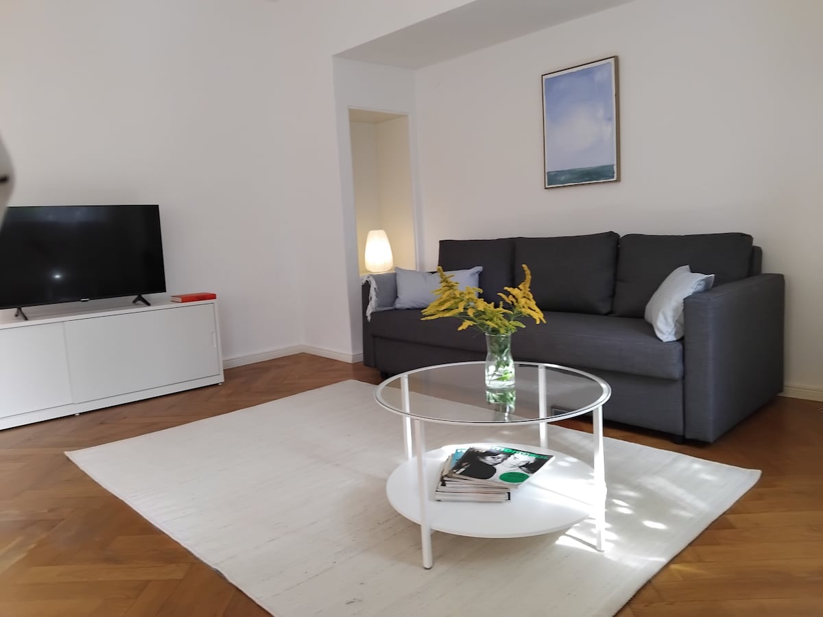 Top Airbnb: Close to the city: Bright, near the trade fair ICC in Westend