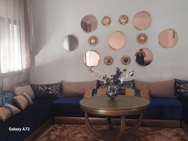 3 Salons
2 Chambres
Terrasse
2 Salles Bain
Vue Psn - Casablanca