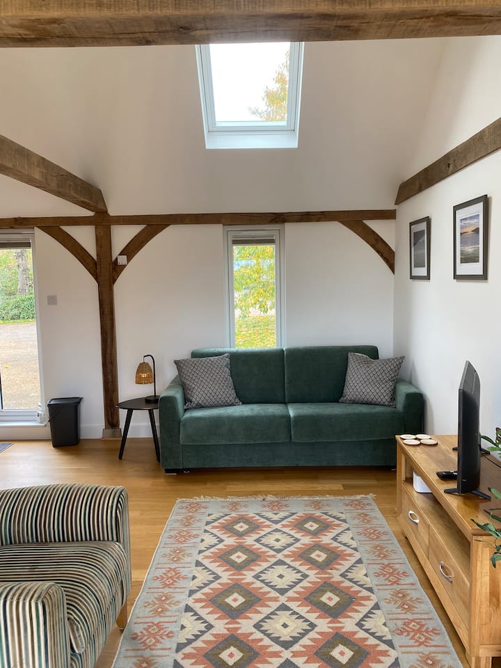 Каучот се склопува во удобен кауч на спуштање.