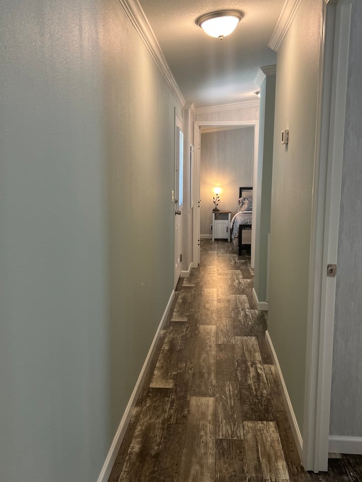 صالة متجهة نحو الأسرّة والحمامات.