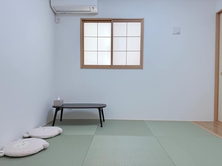 Smirena soba u japanskom stilu.Možemo vam osigurati 2 futona za dvije osobe.