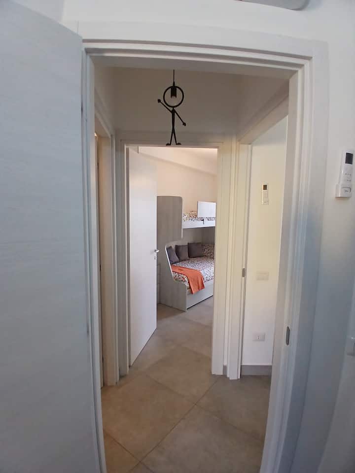 Habitación luminosa y funcional. Equipada con una práctica litera, escritorio, cajonera y un amplio clóset. ¡Comodidad y organización incluso durante las vacaciones en la playa!