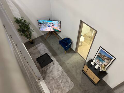 Top performing Airbnb: Split-Level 2Beds Loft near Cental, Walk to CBD in Chippendale