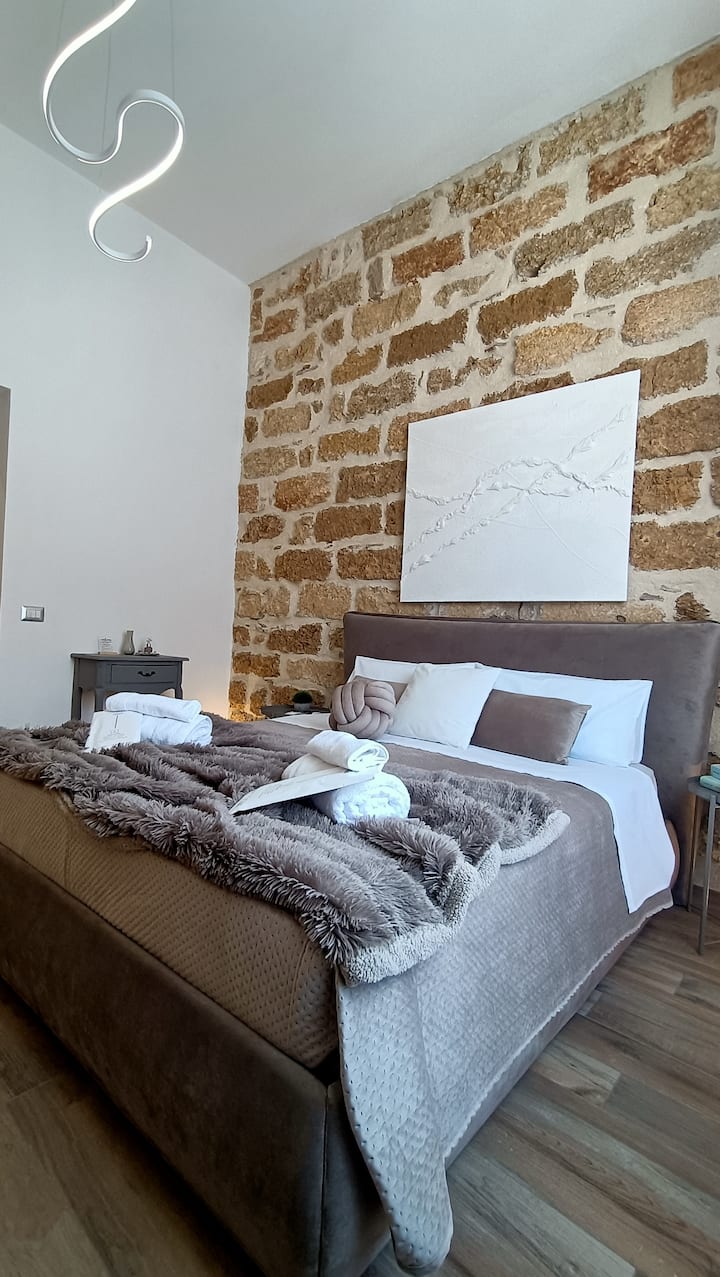 سرير مزدوج مريح للغاية لإقامة مريحة