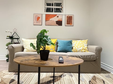 Top Airbnb: 2BR apt+1Sofa Bed|Parking|Near 427/YYZ/Cloverdale in Etobicoke—Lakeshore