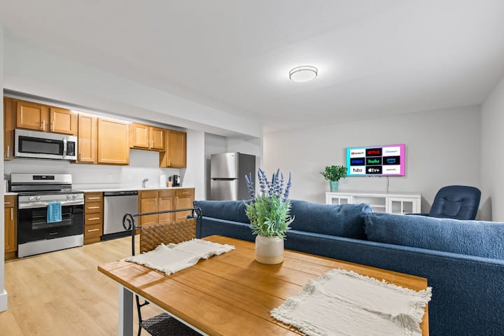 Newly Remodeled 2br/1ba Apt W/ Gated Parking Lot - Broad Ripple, IN