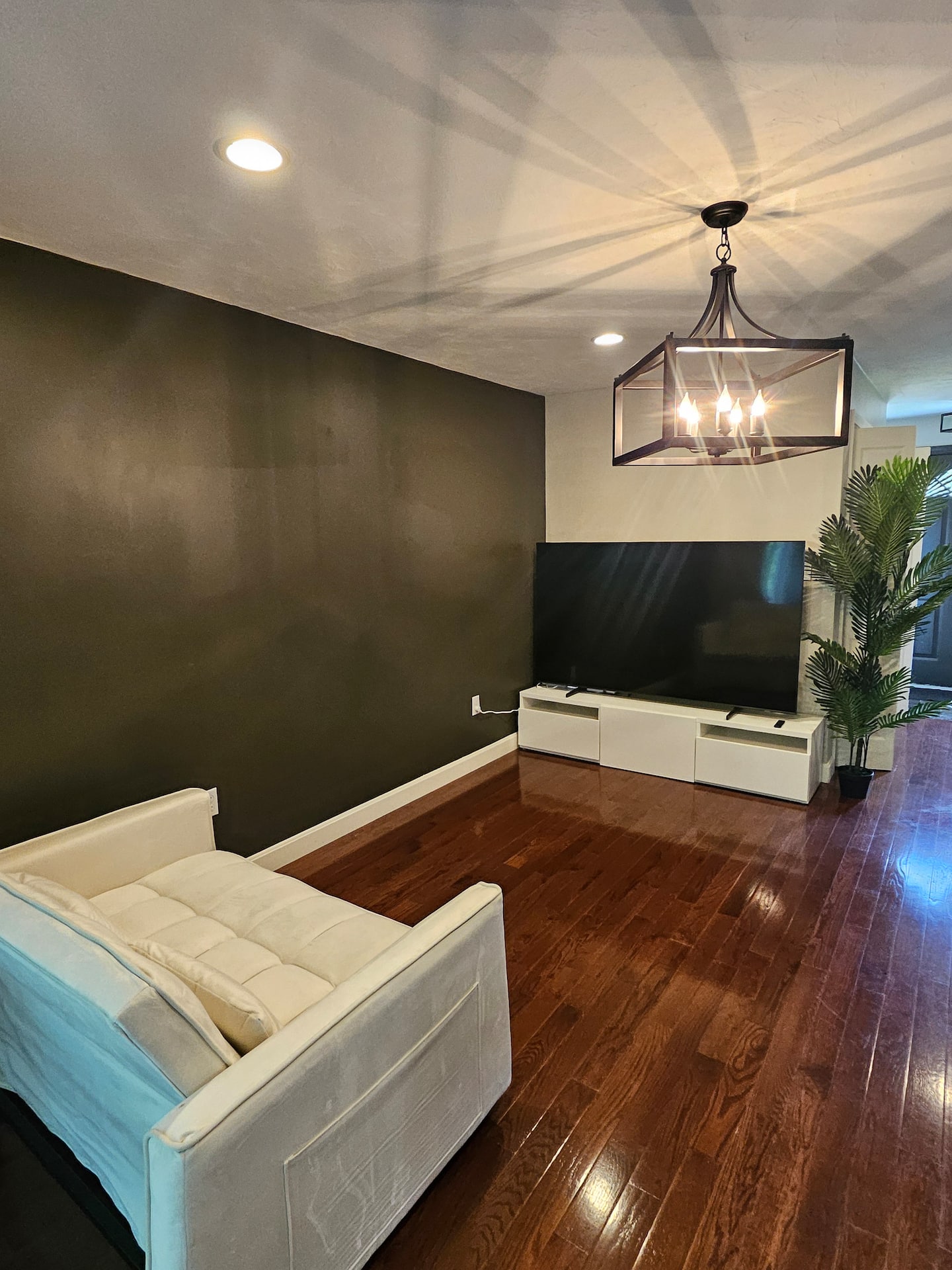 RM #1; kitchen, Wi-Fi, AC & 1 parking+TV