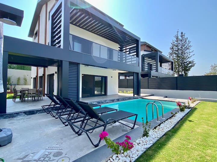 Fethiye'de Merkezinde Korunaklı Havuzlu Villa - Fethiye