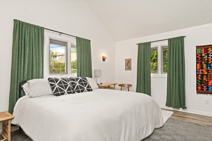 Spálňa s manželskou posteľou na poschodí. S dvoma skriňami a pripojenou kúpeľňou s toaletou.