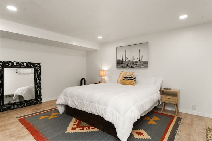 Spálňa s manželskou posteľou na prízemí