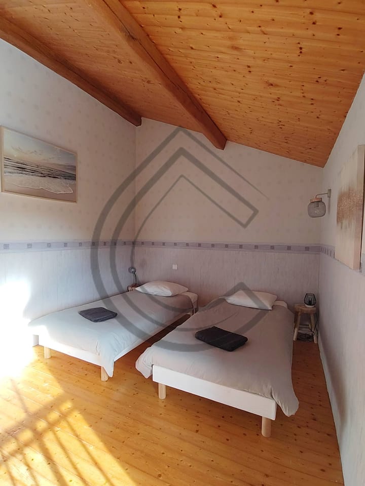 Соба на горниот кат
2 единечни кревета кои може да се спојат