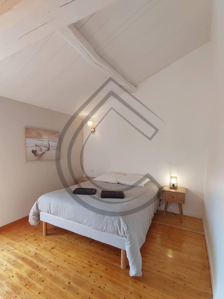 Соба на горниот кат
1 брачен кревет (X 140X200)