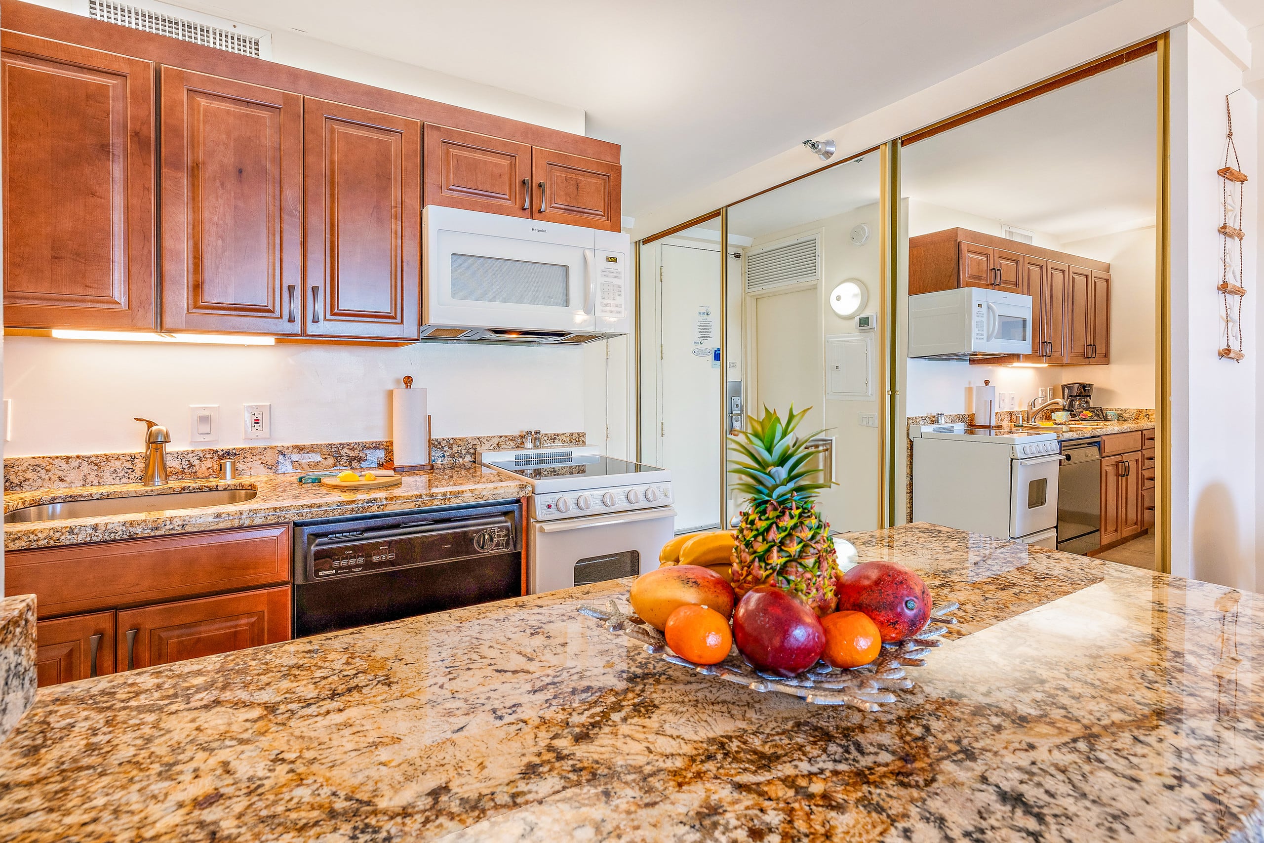 Condo in Lahaina · ★4.92 · Studio · 2 beds · 1 bath - Image 4