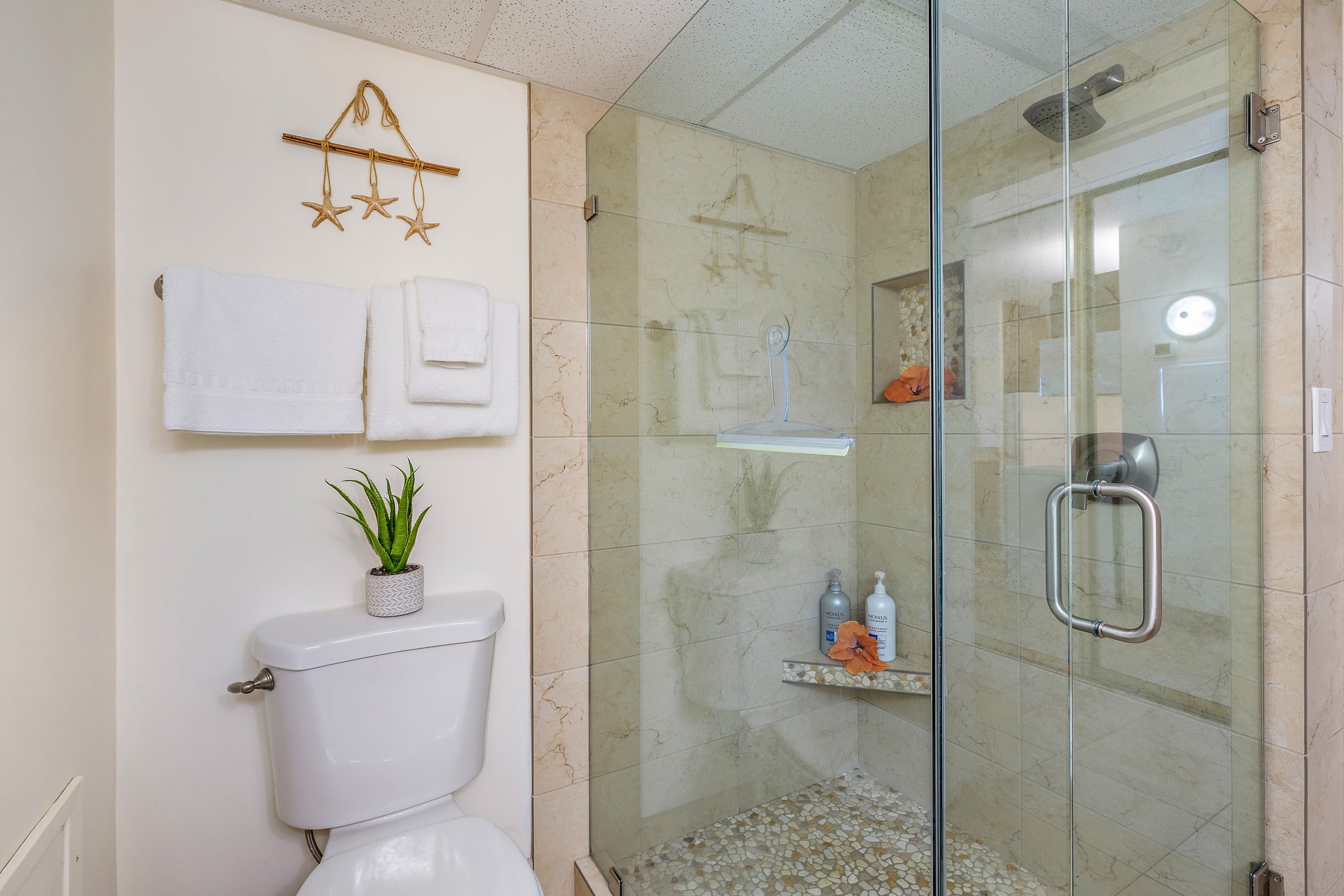 Condo in Lahaina · ★4.92 · Studio · 2 beds · 1 bath - Image 8