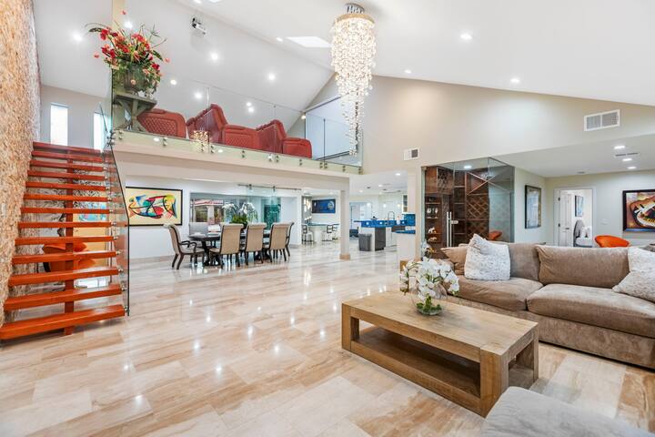 7BR Vegas Resort – Pool, Jacuzzi, Near the Strip gallery image 2