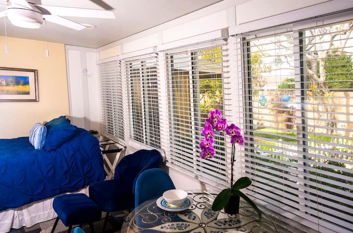 La véranda offre une vue sur le jardin. 