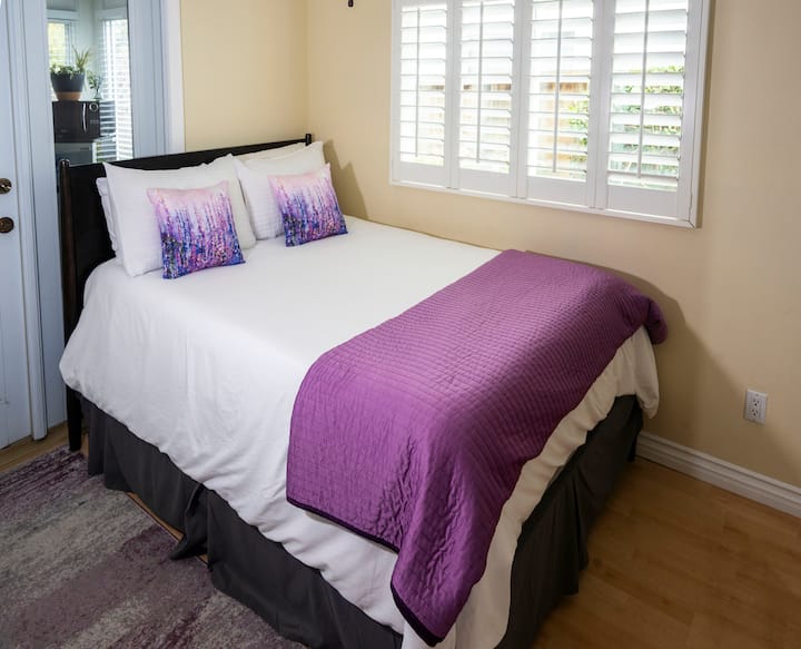 La chambre dispose d'un grand lit avec 
Unité de fenêtre climatisée. 