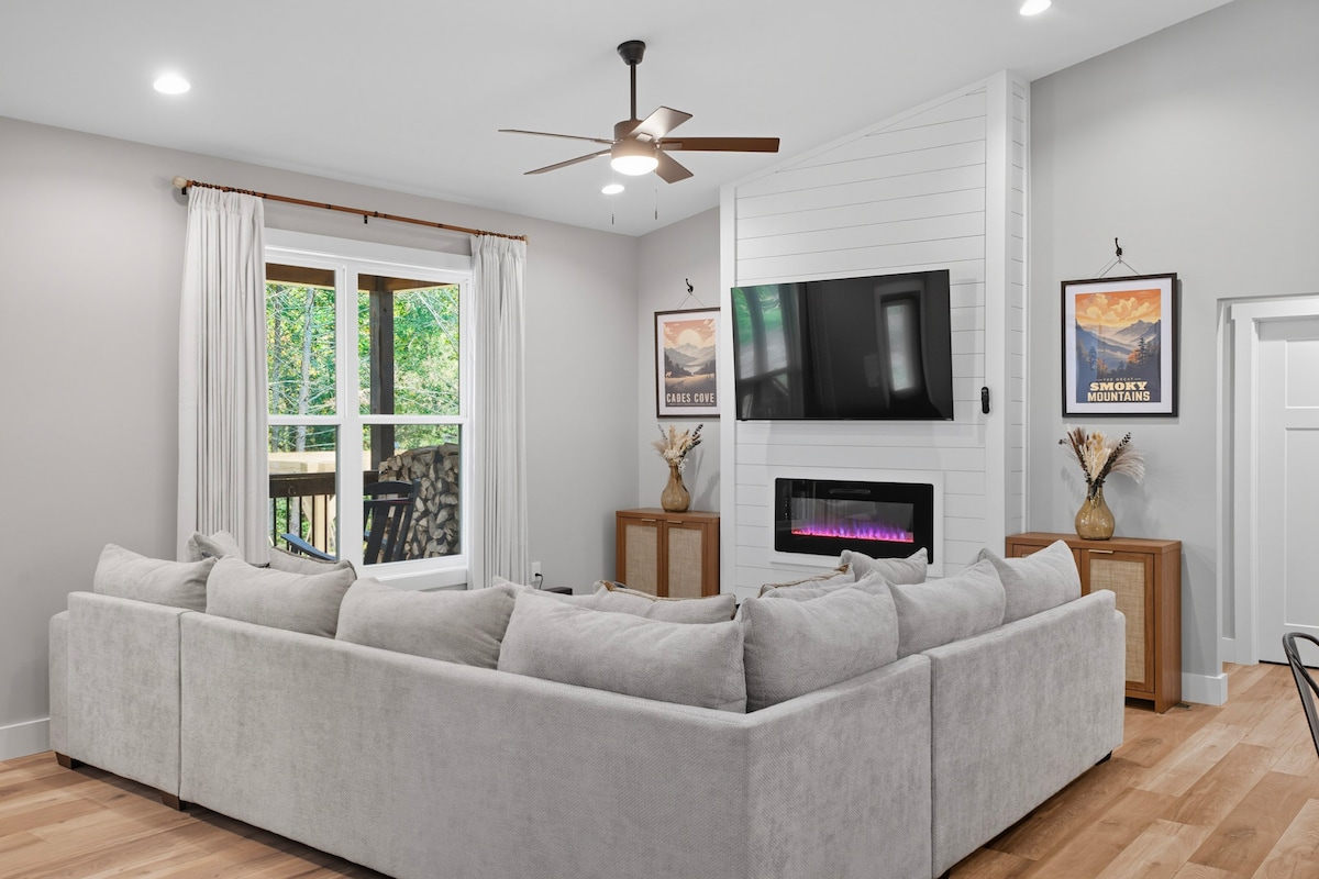 Popular Airbnb listing: Private Zipline| Dollywood Cups| Sleeps 12| Arcade in Fairgarden