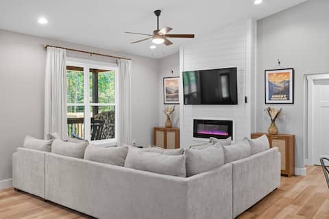 Popular Airbnb listing: Private Zipline| Dollywood Cups| Sleeps 12| Arcade in Fairgarden