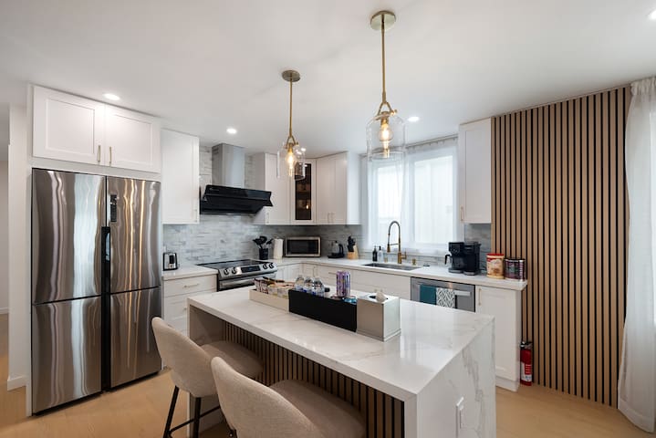 Beautiful Luxurious Coastal 4BR 2BA Home Near SF