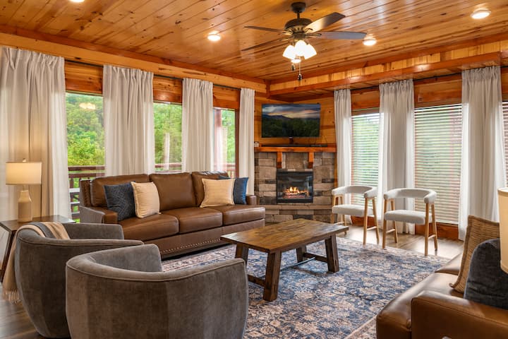 Indoor Pool • Theater • Arcade • Sleeps 20 - Pigeon Forge, TN