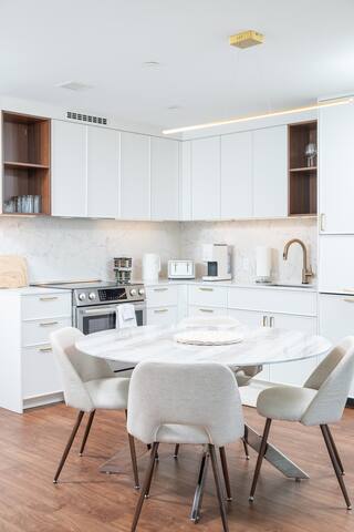 Back-Bay 2BR Downtown & Parking 9100 gallery image 3