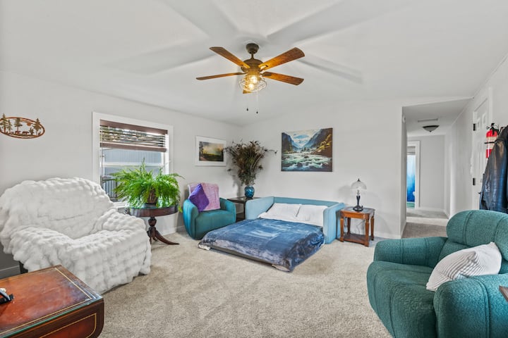 Има 50-инчен телевизор, електронски камин/греалка, игри и книги. Обезбеден е Netflix, други услуги за стриминг на кои може да се најавите со свои податоци за најава. Удобен кауч на спуштање со големина на брачен кревет (широк 150-179 см). 