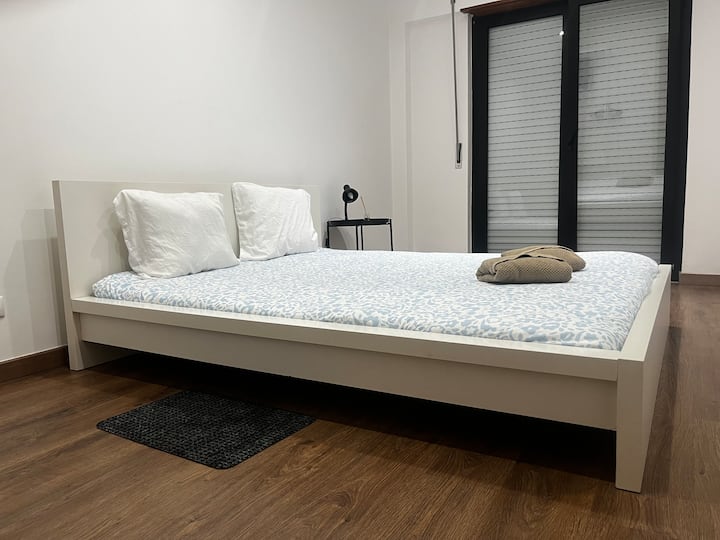 Quarto Com Ampla Sacada E Vista Parcial Para O Mar - Costa da Caparica