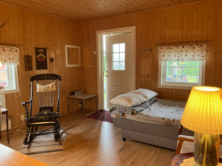 Sedia a dondolo e un divano letto nella foto, terrazza proprio fuori.