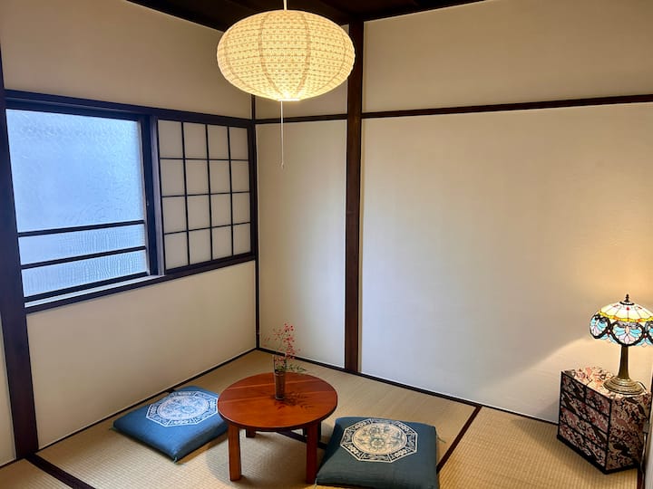 Chumba cha mkeka wa tatami kina chabudai na mto, hivyo kukuruhusu ujionee maisha ya Kijapani.