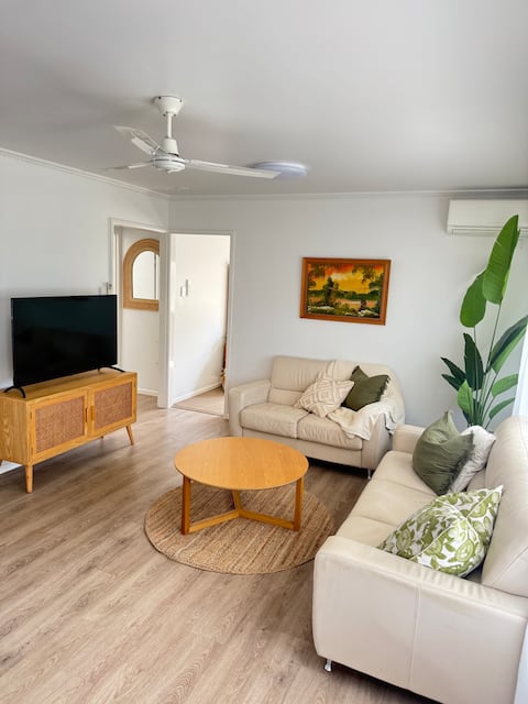 Top Airbnb: Lottie on Bribie - 2 min walk to sandy beaches in Bongaree