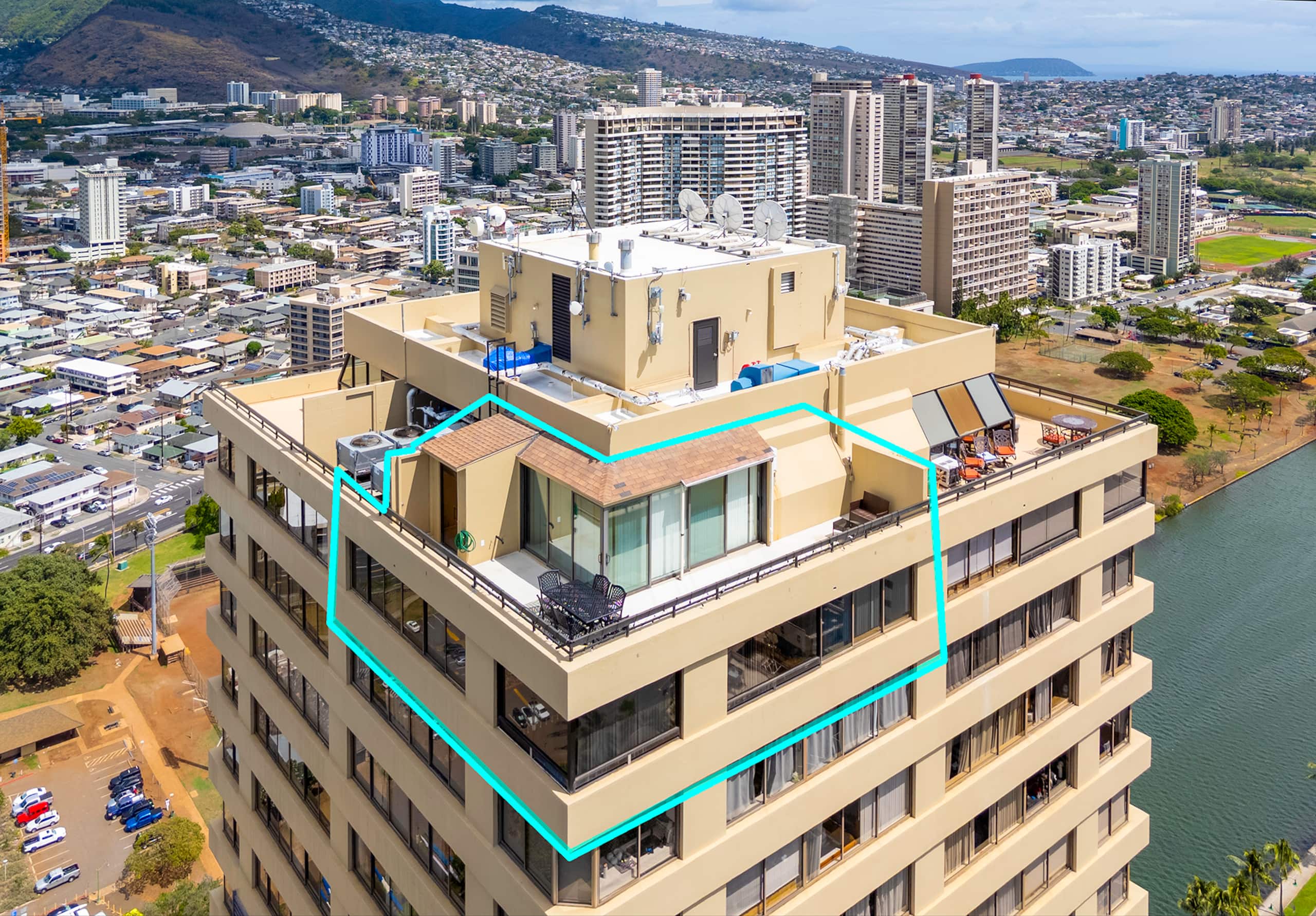 Condo in Honolulu · ★4.63 · 3 bedrooms · 4 beds · 3 baths - Image 37