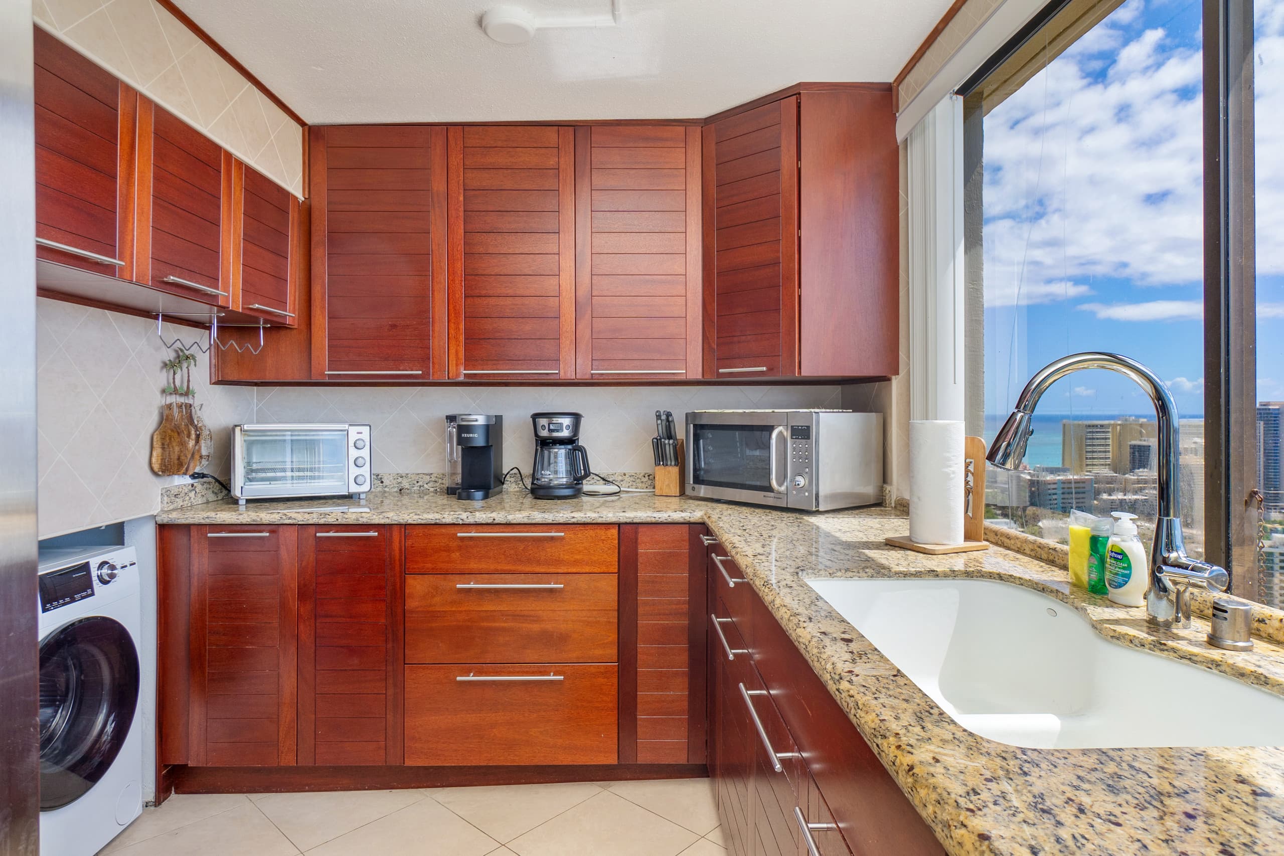 Condo in Honolulu · ★4.63 · 3 bedrooms · 4 beds · 3 baths - Image 12