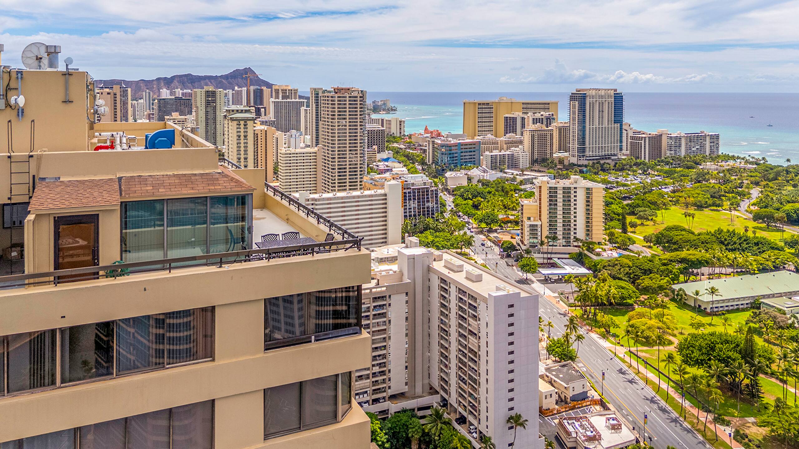 Condo in Honolulu · ★4.63 · 3 bedrooms · 4 beds · 3 baths - Image 39
