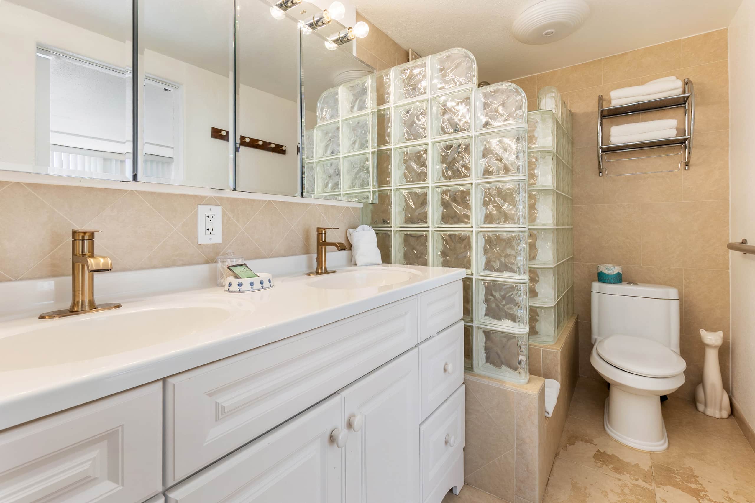 Condo in Honolulu · ★4.63 · 3 bedrooms · 4 beds · 3 baths - Image 33