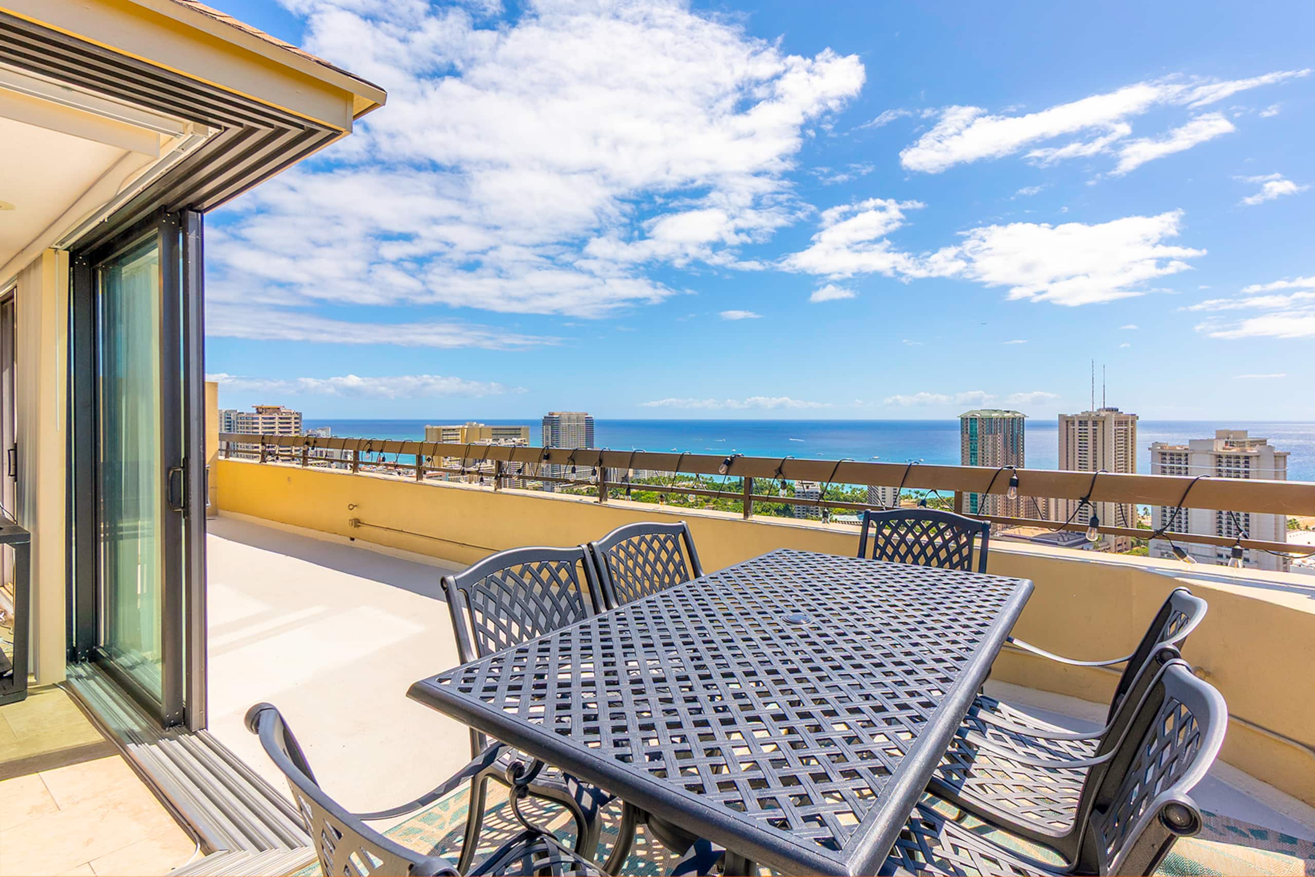Condo in Honolulu · ★4.63 · 3 bedrooms · 4 beds · 3 baths - Image 31