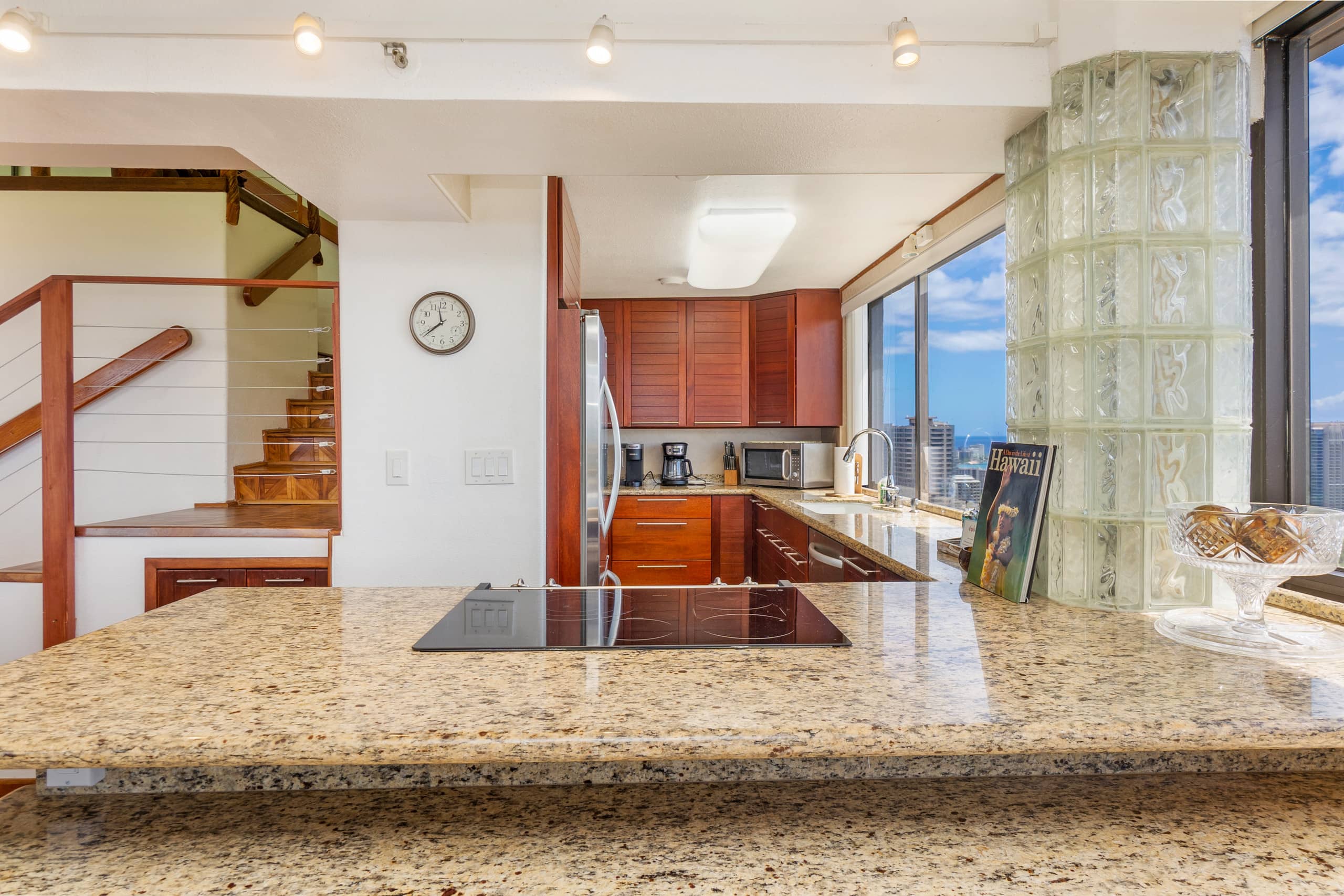 Condo in Honolulu · ★4.63 · 3 bedrooms · 4 beds · 3 baths - Image 9
