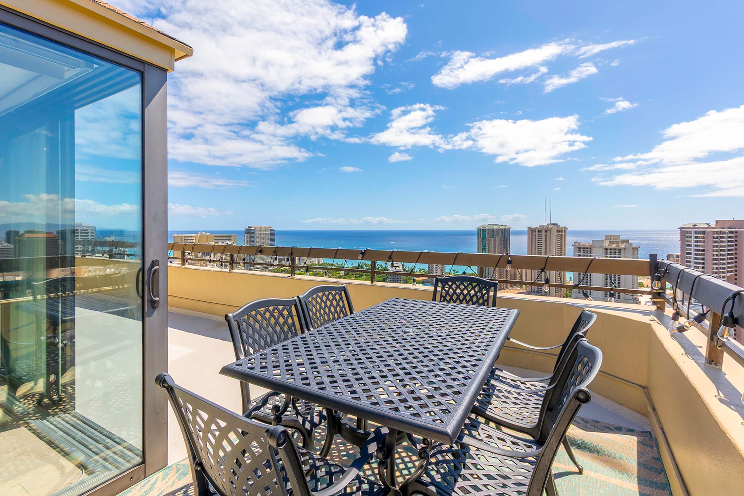 Condo in Honolulu · ★4.63 · 3 bedrooms · 4 beds · 3 baths - Image 7