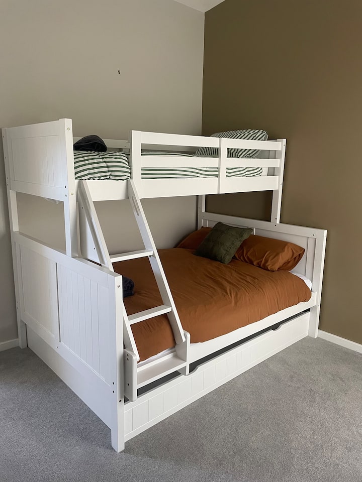 Trokrevetni krevet na kat (1 za jednu osobu i 1 za dvije osobe) 
Za 3 osobe