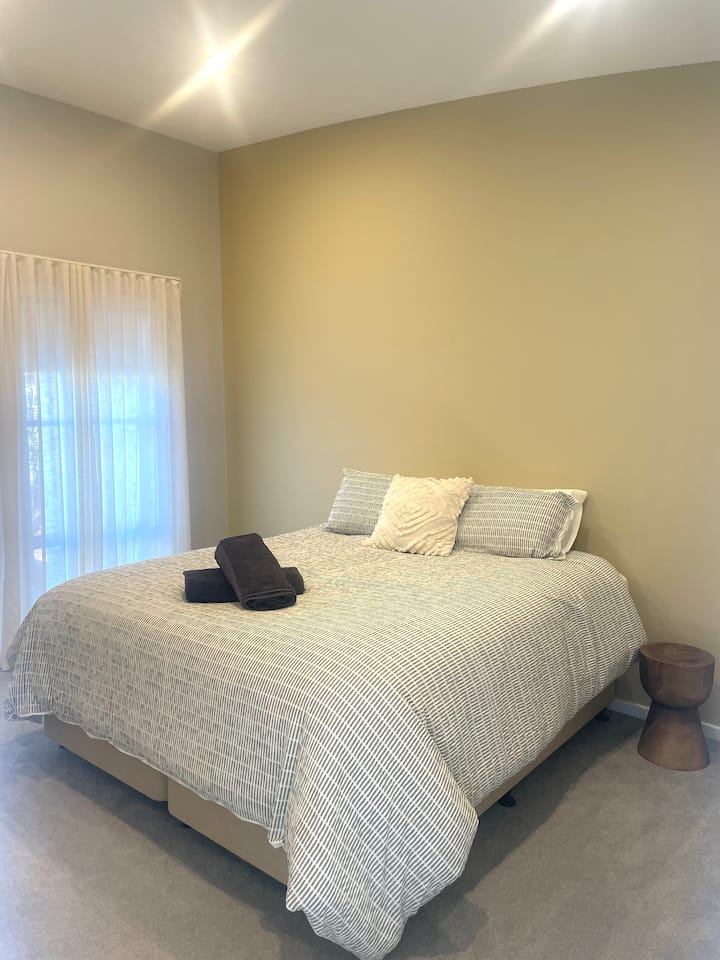 Ova konfiguracija spavaćih soba može biti 
2 x krevet za jednu osobu ili
1 bračni krevet (širine 180-220